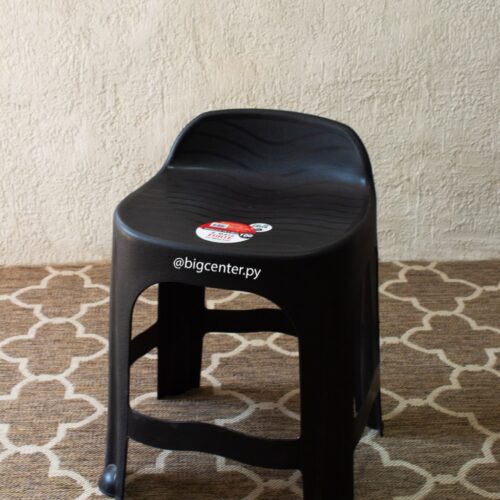 BUTACA DE PLASTICO NEGRO CON RESPALDO